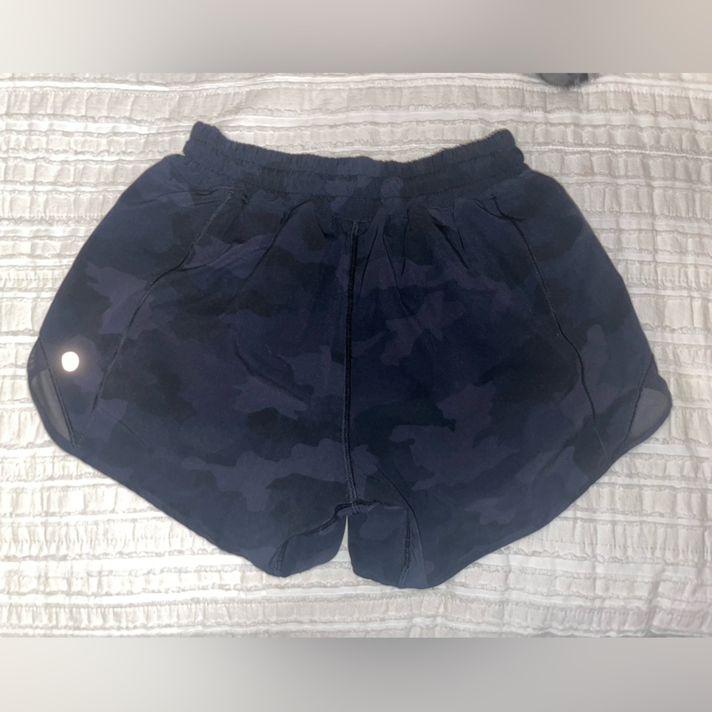 Lululemon Hotty Hots || Black Camo || Size 2, 4”